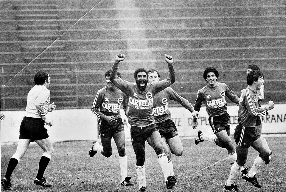 Com Mauro Madureira à frente, a comemoração por um gol do Colorado: o ambicioso Seleboca deu poucos motivos para a torcida comemorar | Arquivo/ Gazeta do Povo