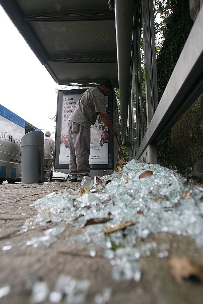 Pontos de ônibus também foram danificados no domingo... |
