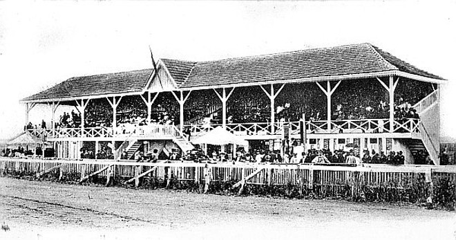 Os grandes acontecimentos sociais da cidade eram levados a efeito no velho Prado do Guabirotuba, tais como os primeiros jogos de futebol, festividades da Primavera; assim como o primeiro avião que sobrevoou Curitiba, decolando de lá em 1914. A fotografia é de 1908 | 