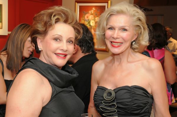 As elegantes Ingrid Schrappe Antoniuk (à esq.) e Ediluz Vieira de Godói, no coquetel realizado na galeria de Celso Coppio para o lançamento dos cartões de Natal produzidos pelos alunos dele | Gerson Lima