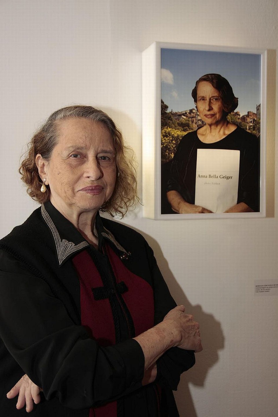 Entre linguagens na exposição fotográfica de Anna Bella Geiger Anna Bella é uma Gioconda carioca em Mona Lisa com Morro de Santo Amaro, de 2003-2008 | Jeferson Pancieri
