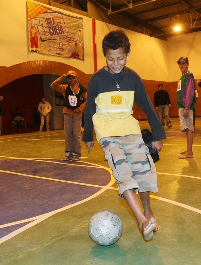 Bola Cheia: programa incentiva esporte noturno em escolas da capital | 