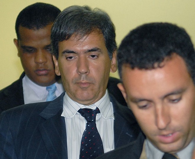 O deputado Leonardo Prudente (no centro), que colocou dinheiro da suposta propina nas meias, se afastou ontem da presidência da Câmara Legislativa do DF |