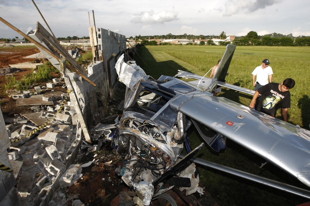 Depois de não ter conseguido subir, monomotor foi deslocado pelo vento e bateu contra o muro do aeroclube | Marcelo Elias/Gazeta do Povo