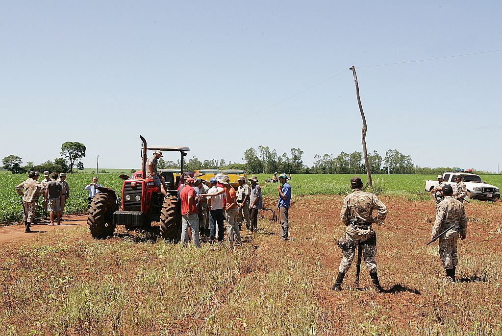 Polícia paraguaia protege fazenda de brasileiro: próximo à época de plantio, conflito entre sem-terra e agricultores se intensifica | Christian Rizzi/Gazeta do Povo
