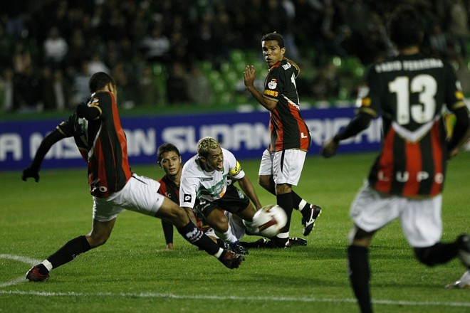 Em meio a um mar de canelas baianas, Marcelinho leva o Coritiba à frente no duelo pela Sul-Americana |