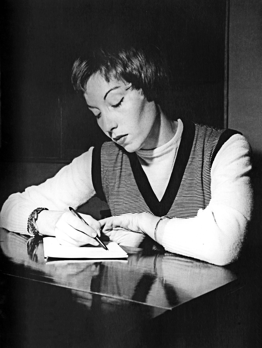 Escrevendo, no Rio de Janeiro: o minuto seguinte sempre a inquietava | Repdrodução do livro Clarice Fotobiografia, de Nádia Gotlib