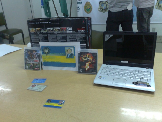 Objetos encontrados no carro que o suspeito dirigia no momento em que foi preso | 