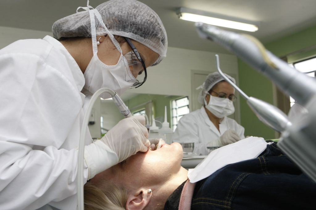Mariléia Kniss recebe atendimento dentário gratuito no Augusta, em Curitiba: elogios para o trabalho fornecido pela unidade de saúde | Aniele Nascimento/Gazeta do Povo