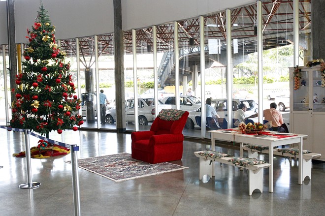 Na rodoviária a atração é uma árvore de Natal e uma sala especial para o Papai Noel |