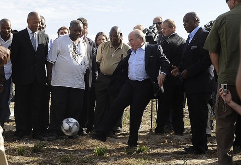 Brasil torce por largada tranquila no Mundial Viagem ao passado: O presidente da Fifa, Joseph Blatter, bate bola em Robben Island, local que a Fifa escolheu para sua reunião de ontem. Com ele Tokyo Sexwale, Anthony Suze, Lizo Sitoto, Sedick Isaacs e Mark Shinners, sul-africanos que permaneceram presos no local durante o período do Apartheid. O reencontro com o passado trouxe boas lembranças para o grupo, que tinha o futebol como talvez única coisa boa daqueles tempos de opressão. O jogo era levado a sério, a ponto de os detentos criarem uma associação, a Makana Football Association. O campo de futebol era o único espaço onde nos sentíamos livres. Os carcereiros estavam ali, com suas armas, vigilantes, mas, quando estávamos nesse campo, eles não existiam. O futebol nos mantinha vivos, relembrou Suze | Gianluigi Guercia/AF