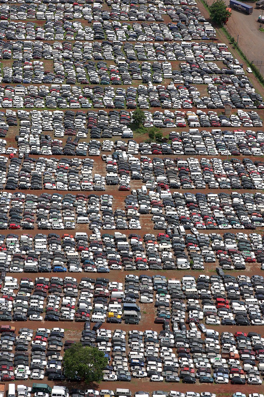 Pátio de veículos apreendidos: Foz do Iguaçu se tornou a capital nacional do carro confiscado. São 6,5 mil unidades armazenadas atualmente | Christian Rizzi/Gazeta do Povo