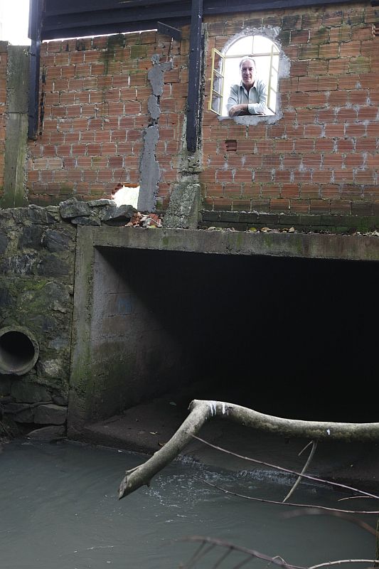 Maiochi abriu uma janela ao lado de sua padaria para chamar a atenção para a morte dos rios | Marcelo Elias/Gazeta do Povo