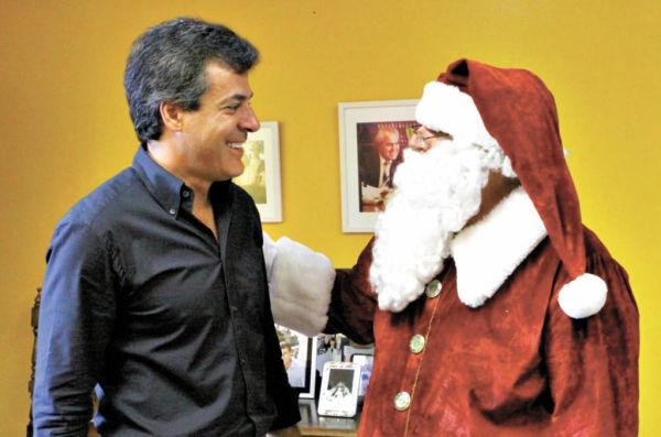 O vereador João do Suco, que todos os anos se veste de Papai Noel em seu reduto eleitoral, passou na última quarta-feira na Prefeitura para desejar Feliz Natal a Beto Richa.
Foi sem presente, mas nem precisava porque ele já havia sido entregue pela manhã: a pesquisa do Datafolha | Luís Costa