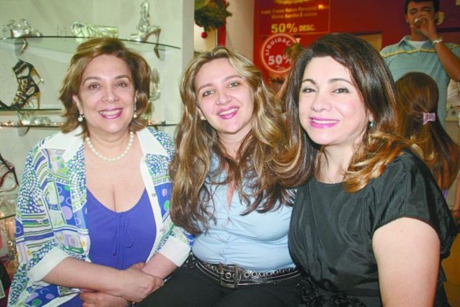 LANÇAMENTO CONCORRIDO - A empresária liana Kansou recebeu amigas e clientes para brunch de lançamento da nova coleção de sua loja Red Shoes. Entre as presente, Cristina e Heloísa Zraik, na foto com a anfitriã | 