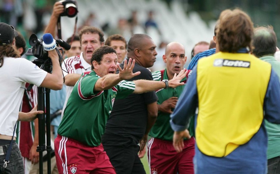 Salvação sem festa para o fluA arrancada que livrou o Fluminense de um rebaixamento certo mal pôde ser comemorada. Jogadores e comissão técnica da equipe carioca foram cercados (no alto) e agredidos por torcedores | Daniel Castellano/ Gazeta do Povo