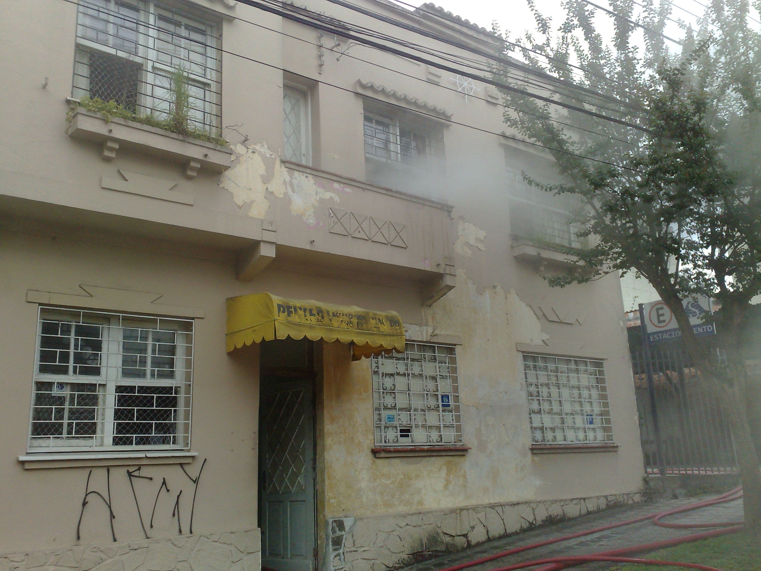 Fogo consumiu aproximadamente 9 metros quadrados da residencia | Gladson Angeli - Gazeta do Povo