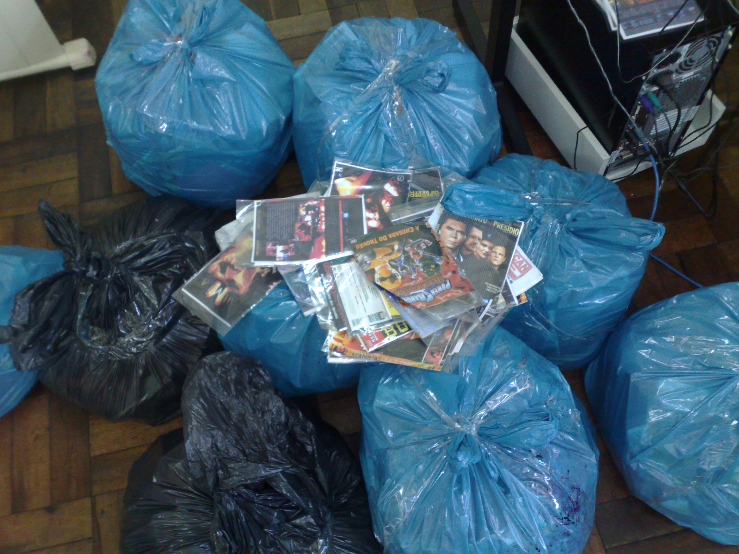 Os produtos piratas encontrados pela polícia encheram mais de dez sacolas que foram levadas para o 7º Distrito Policial, na Vila Hauer | Adriano Ribeiro / Gazeta do Povo