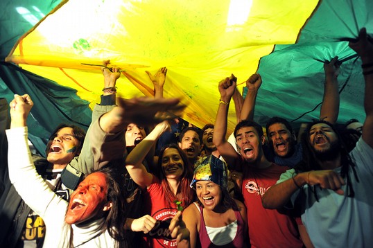 Estudantes comemoram acordo para permanecer na Câmera Distrital de Brasília enquanto se julgam os pedidos de impeachment do governador Arruda | Marcello Casal Jr / ABr