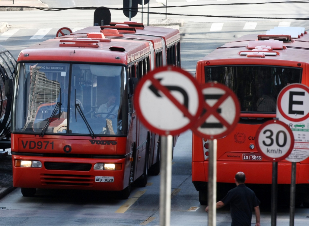 Cidade dividida: Urbs repartiu Curitiba em três lotes para a licitação. Hoje, dez empresas operam o transporte coletivo da cidade | Albari Rosa/Gazeta do Povo