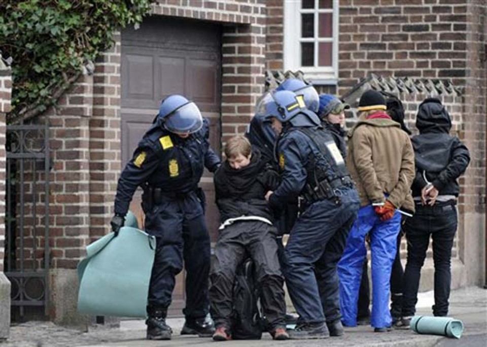 Polícia prende manifestantes ecológicos em Copenhague, capital da Dinamarca, neste domingo (13), um dia depois de pesados confrontos paralelos à conferência do clima da ONU | AFP