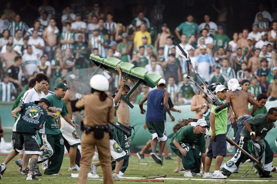 Projeto prevê prisão de até dois anos para todos esses caras que invadiram o gramado do Couto Pereira. | Valterci Santos/ Agência de Notícias Gazeta do Povo