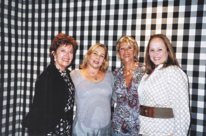 No jantar no Edvino em honra da embaixatriz Guida Nogueira, Vânia Viaro, a homenageada, Simone Lobo e Suzana Pimenta Maranhão Faria | 