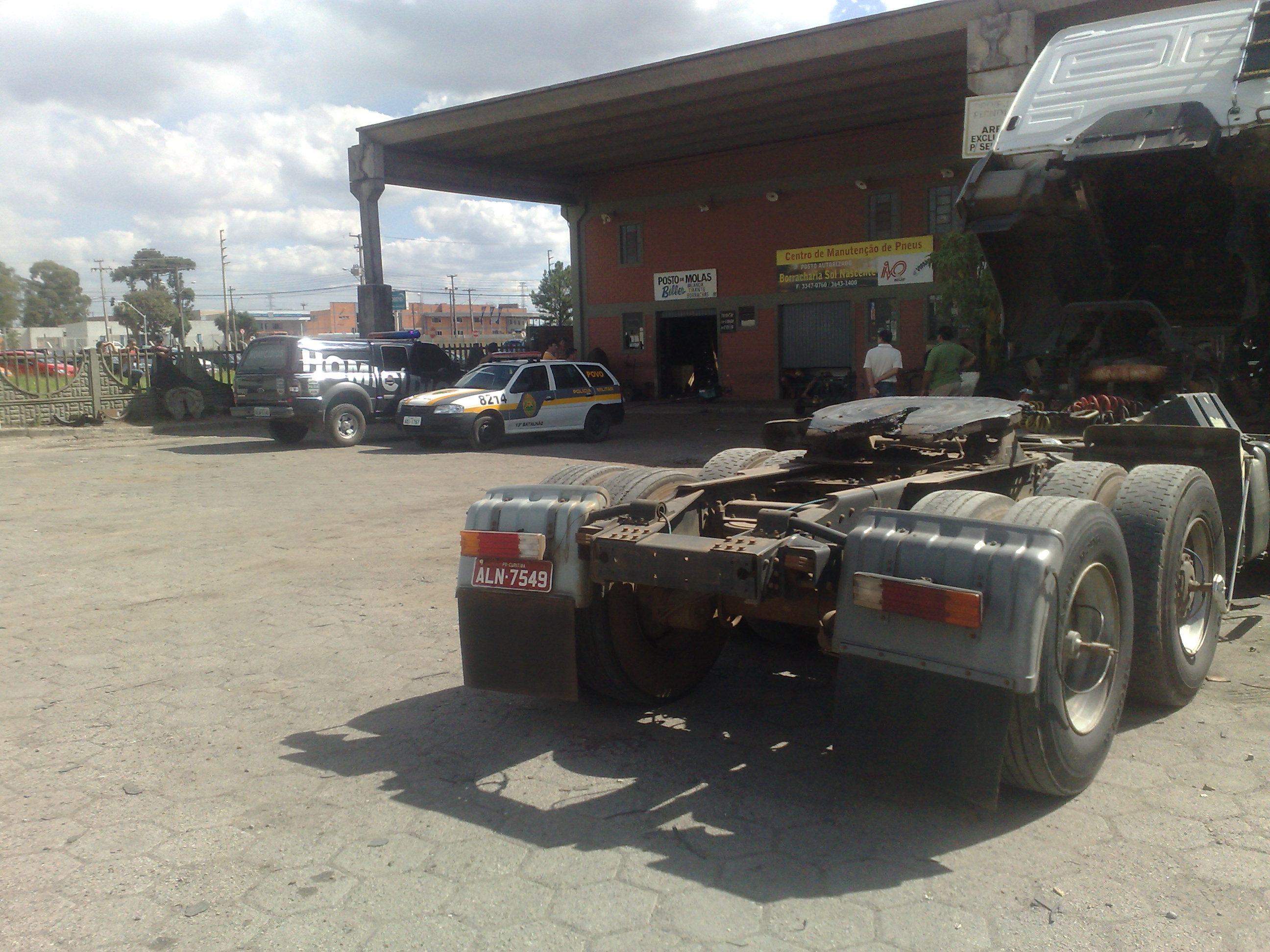 Homem foi assassinado dentro de borracharia. Crime ocorreu no começo da tarde desta segunda | Adriano Ribeiro / Gazeta do Povo