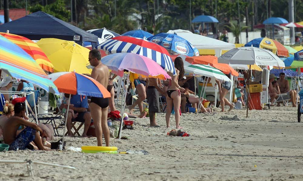 Sol forte levou muitos veranistas à praia, mas o excesso de calor gerou até reclamações | Hedeson Alves/Gazeta do Povo