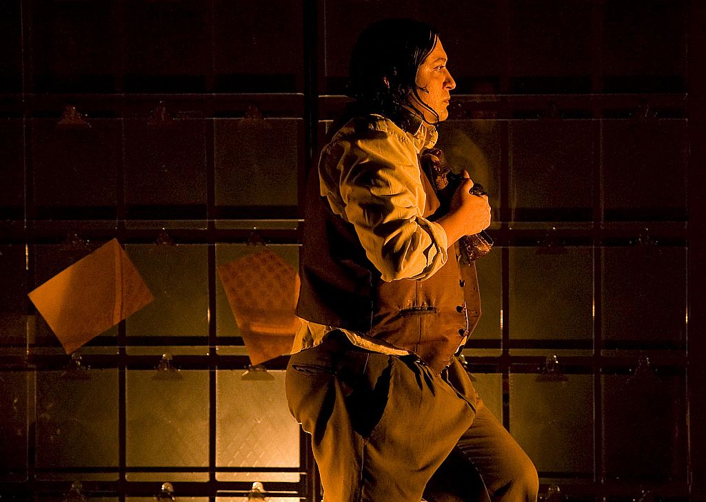 Bartleby (Cácia Goulart) é um fazedor de cópias que recusa outras tarefas | Cacá Bernardes/Divulgação