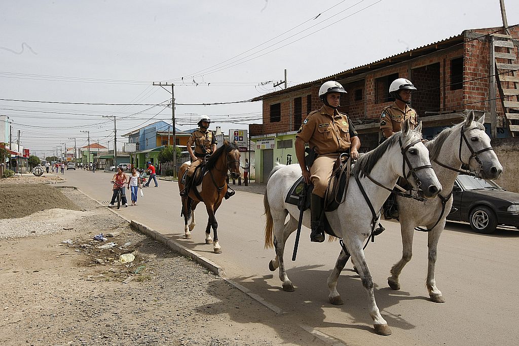 Policiais militares patrulham bairro da periferia de Curitiba: PM tem déficit de cerca de 3 mil homens em relação ao que deveria ter por lei, mas Orçamento de Segurança não foi todo gasto neste ano | Marcelo Elias/ Gazeta do Povo