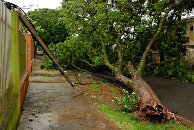A rua Diogo Zuliani ficou totalmente interditada | Fábio Dias/Jornal de Maringá