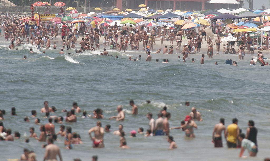 O dia que começou com tempo agradável e ameno, termina com muito calor. O vernista que esteve no Litoral aproveitou o mar para se refrescar | Jonathan Campos/Gazeta do Povo