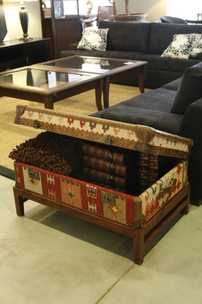 Coberto com tapete kilim, a peça é colorida e traz vida ao ambiente. Custa R$ 6.175 na Vila Sierra |