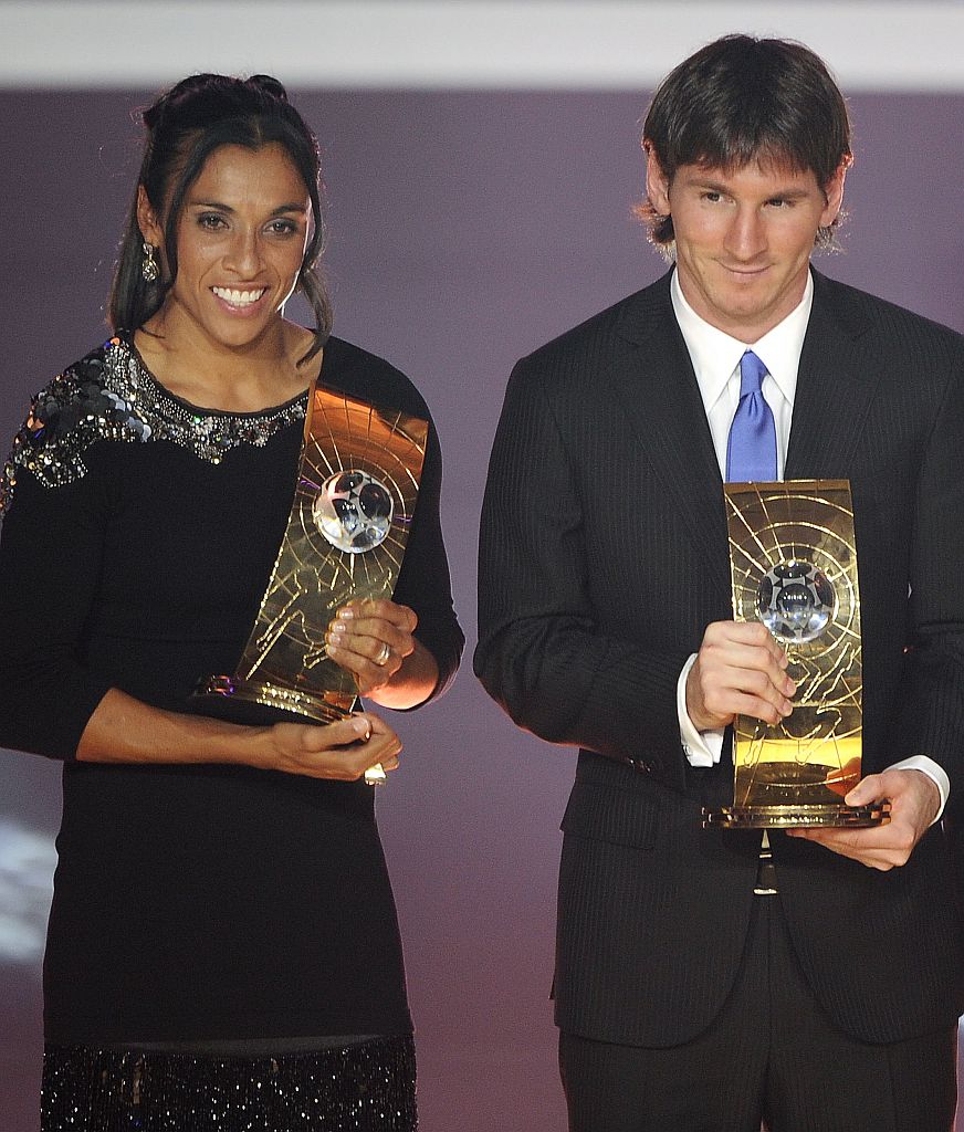 Marta e Messi com seus troféus de melhores do mundo em 2009: brasileira é eleita pela quarta vez consecutiva | Fabrice Coffrini/AFP