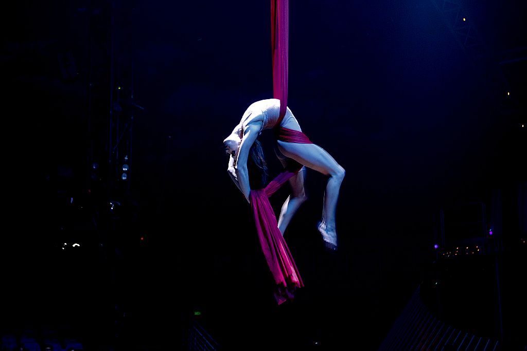 Aerial Contortion in Silk: coreografia dramática desenhada em torno da ideia de suicídio | Antonio Costa/Gazeta do Povo