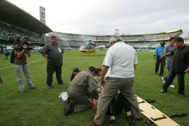 Um helicóptero pousa no gramado para ajudar a retirar os feridos |