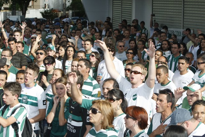 Torcedores cantam hino do clube em mobilização no Couto Pereira | 
