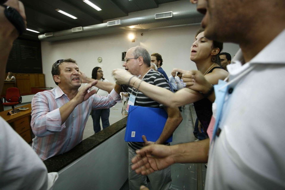 Até mesmo parlamentares se envolveram na confusão | Ivan Amorin/Jornal de Maringá