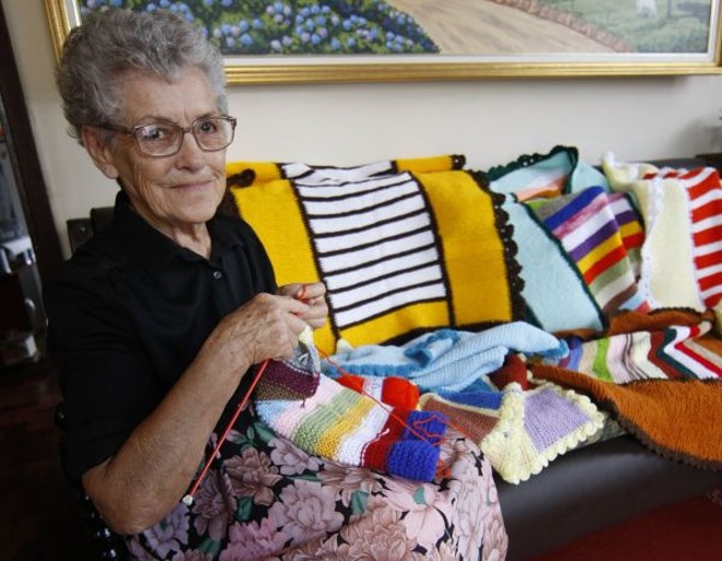 Gerda, 75 anos, esposa de Strojsa: produção de enxoval para recém-nascidos carentes | 