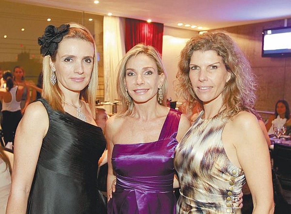 As arquitetas Vanessa Taques (à esq.) e Simone Yared (à dir.) foram prestigiar o jantar de fim de ano da Associação Alírio Pfiffer, no último dia 2, no restaurante Duo. A anfitriã foi Cristiane Canet Mocellin, presidente da entidade que dá apoio ao Serviço de Transplante de Medula Óssea do Hospital de Clínicas | Diego Pisante