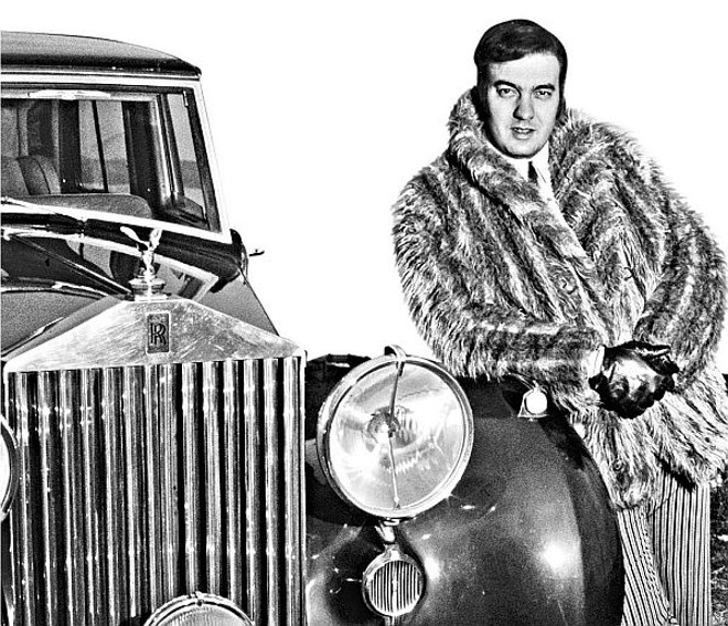Erasmo em um ensaio de moda, ao lado de seu Rolls-Royce | 