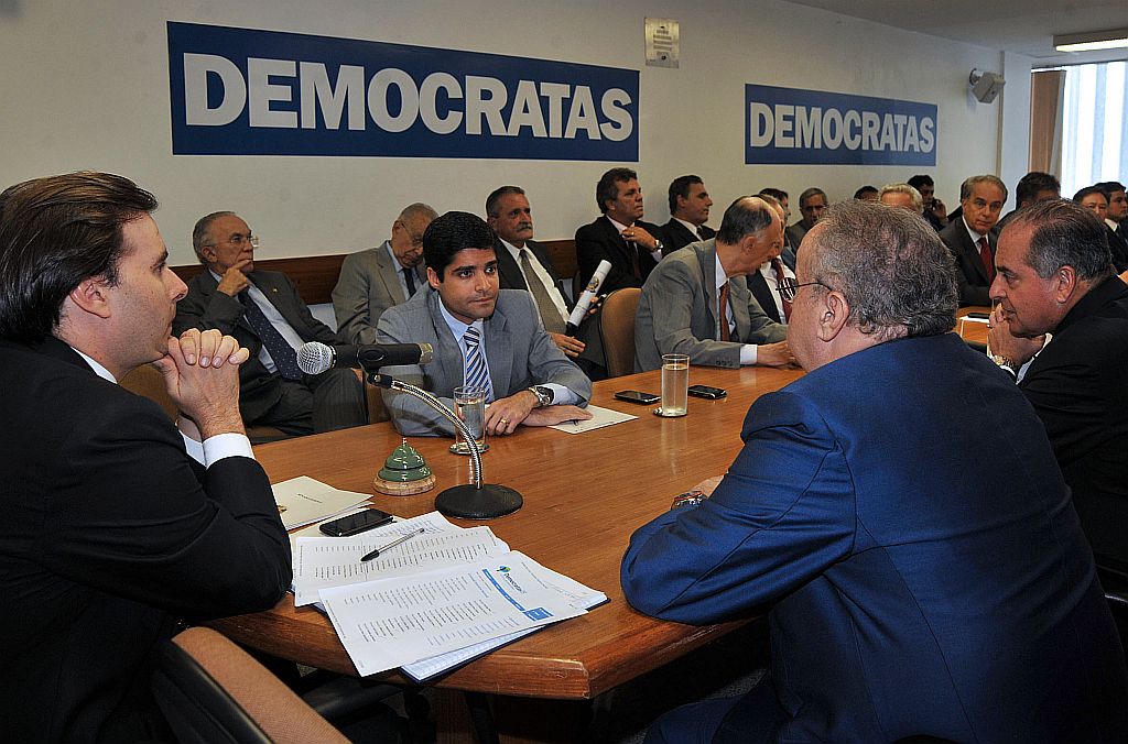 Reunião da Executiva do DEM que decidiu dar prazo para José Roberto Arruda se defender: partido negou que o governador do Distrito Federal tenha feito ameaças de revelar irregularidades da legenda se for expulso | José Cruz/ABr