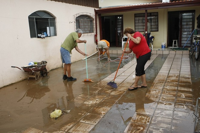 A manicure Ivonete Gonçalves limpa a casa depois das chuvas: Tarumã foi bastante atingido |