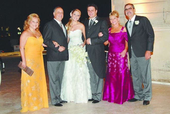 Os noivos ladeados pelos pais dele, Regina e Ernesto Pedroso e pelos pais dela, Edeltrudes e Venício Martins | 