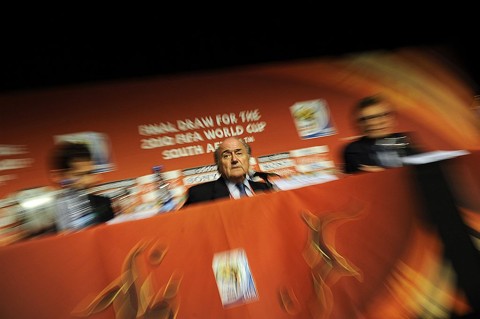 Fifa faz da França bola indesejada no sorteio O presidente da Fifa, Joseph Blatter: surpresa na exclusão da França da lista dos cabeças de chave e decepção pela não adoção do quinteto de arbitragem | Fotos: Gianluigi Guercia/AFP