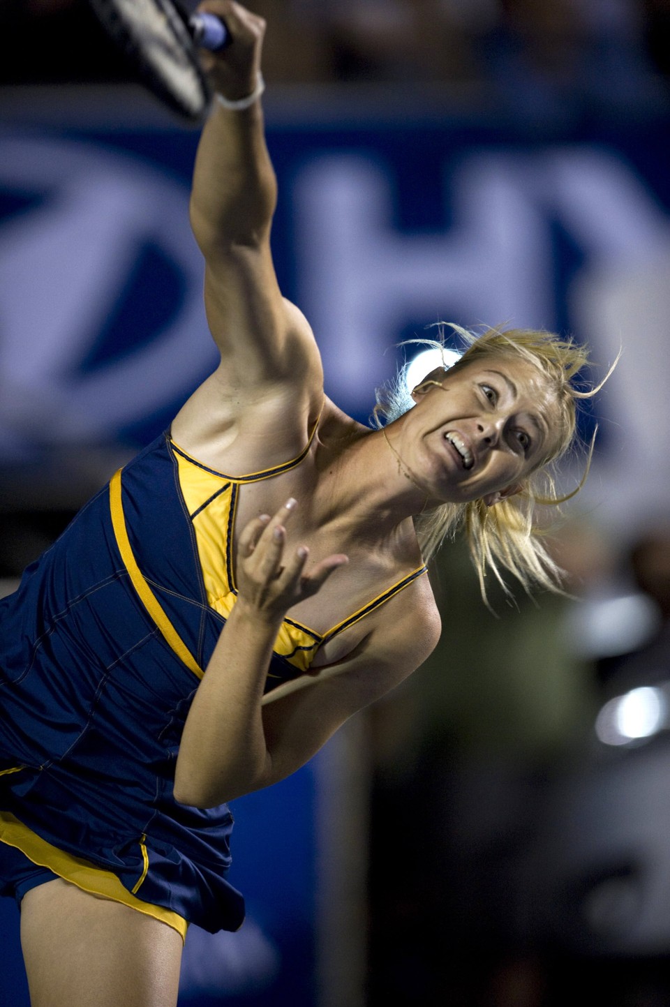 Em solo brasileiro, Sharapova não vê a hora de conhecer Maria Esther Bueno Russa visita o Brasil | Martin Bernetti / AFP