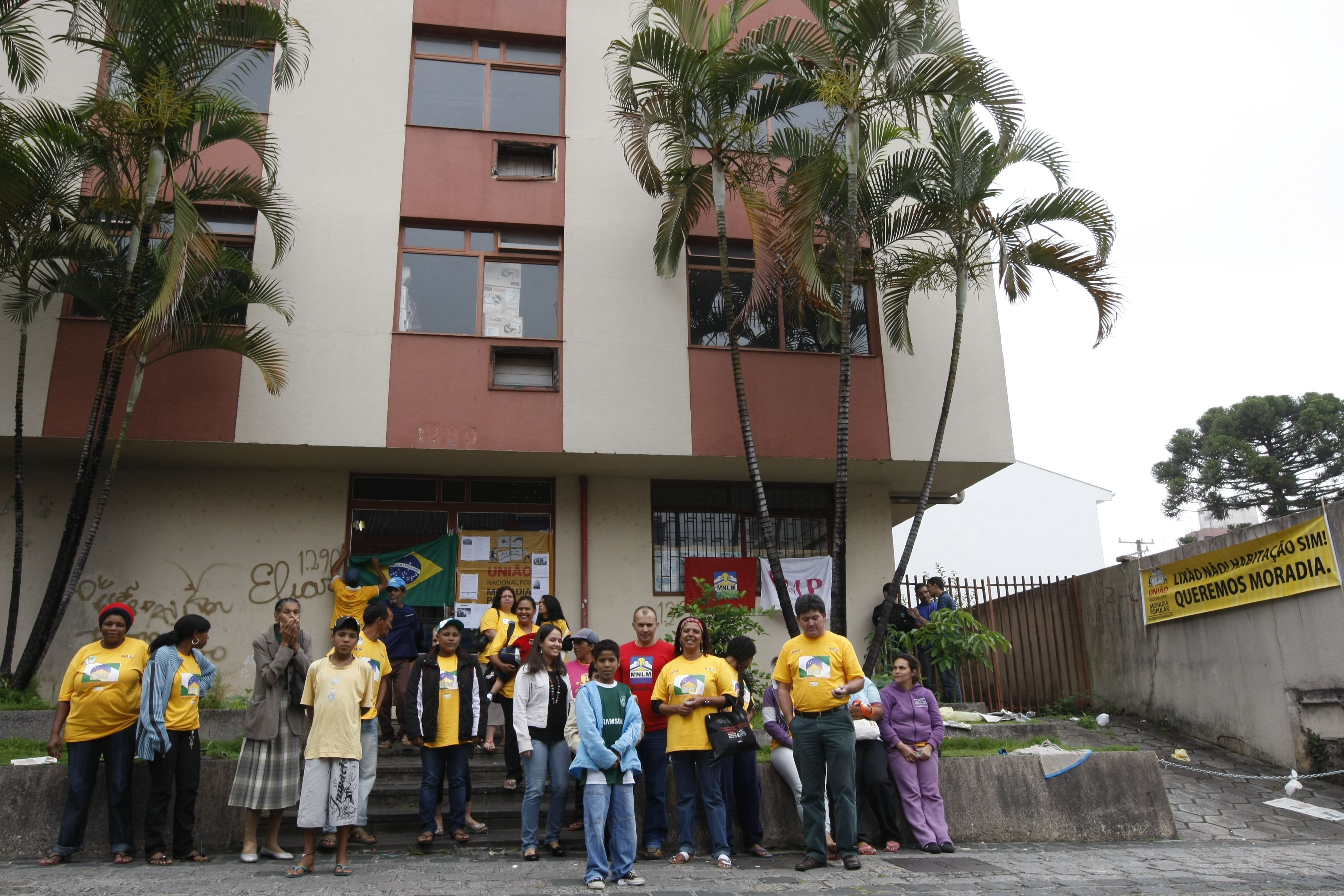 Segundo os organizadores, cerca de 50 pessoas participam da ocupação, que não tem prazo para ser encerrada | Marcelo Elias / Agência de Notícias Gazeta do Povo