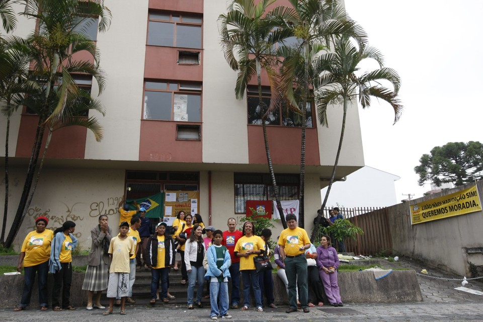 Segundo os organizadores, cerca de 50 pessoas participam da ocupação, que não tem prazo para ser encerrada | Marcelo Elias / Agência de Notícias Gazeta do Povo