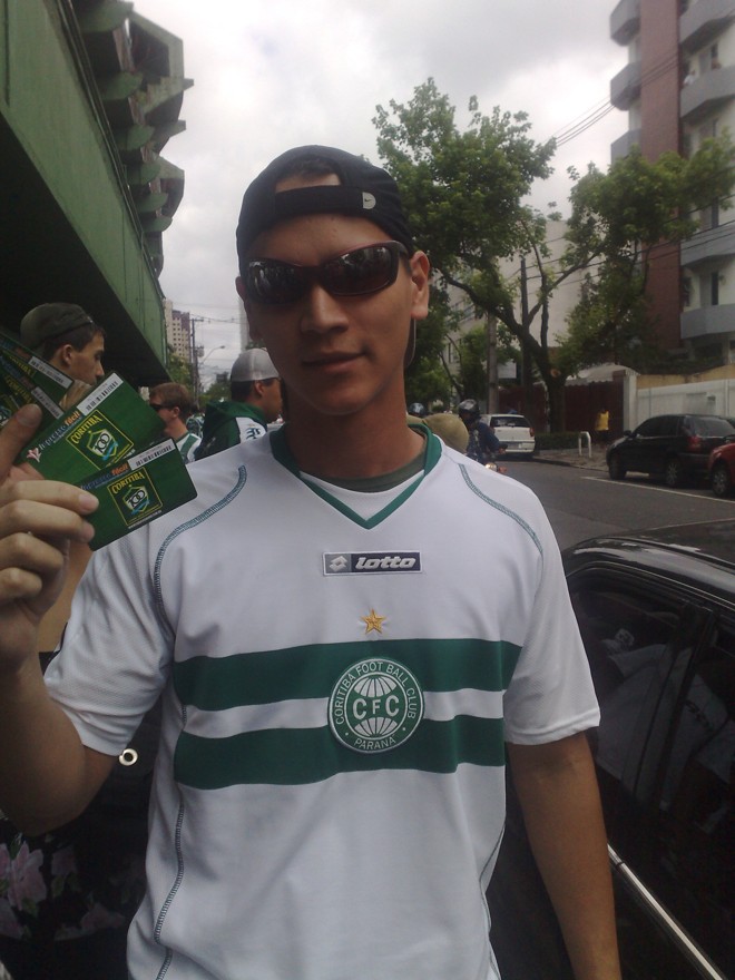 Com ingresso na mão: torcedor Paulo Okubo acordou cedo para garantir lugar no jogo de domingo |